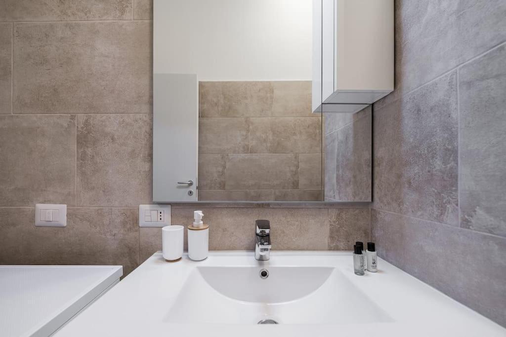 Linate Airport Elegant Suite,Tram 1 Minute Away Milano Eksteriør billede